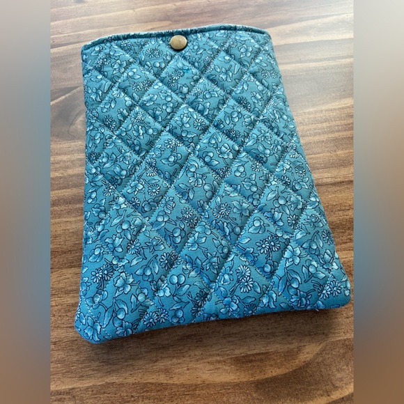 Kindle paperwhite sleeve. Blue floral with metal snap closure. - Picture 5 of 5